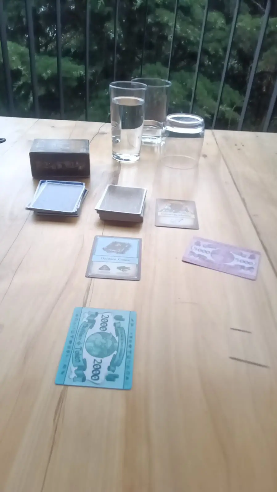 Spelers die een geheime deal sluiten met Hashiban-kaarten