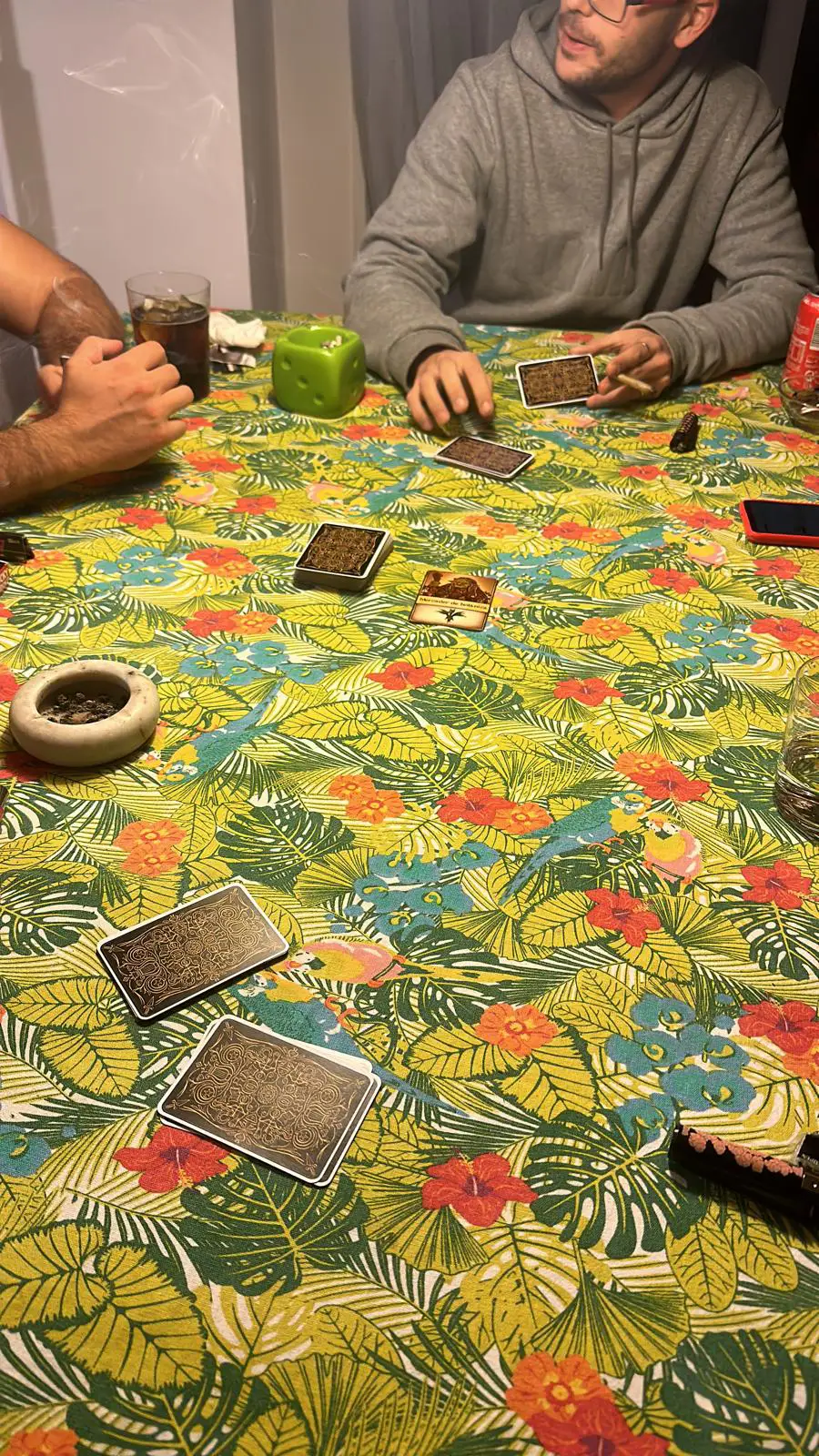 Hashiban fan die trots met het spel poseert