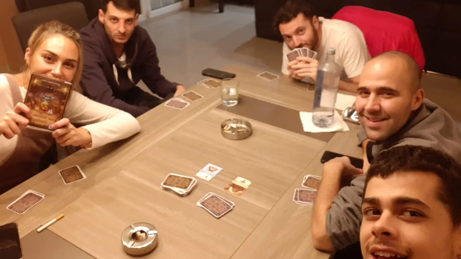 Hashiban-spelers die samen lachen tijdens een veiling