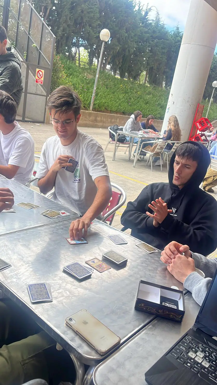 Groep vrienden die Hashiban speelt in een gezellige setting